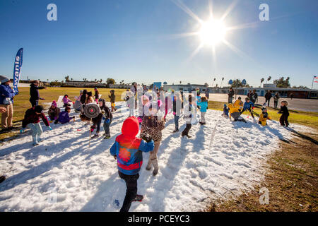 Multirazziale gli allievi che non hanno mai visto la neve giocare su 10 tonnellate di spettacolo artificiale sulla loro scuola in un caldo giorno d'inverno in Costa Mesa, CA, (foto di Spencer Grant) Foto Stock