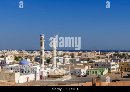 Vista tipica degli edifici residenziali in Sur Oman Foto Stock