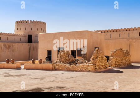 Vista dell antico castello Sunaysilah in Sur Oman Foto Stock