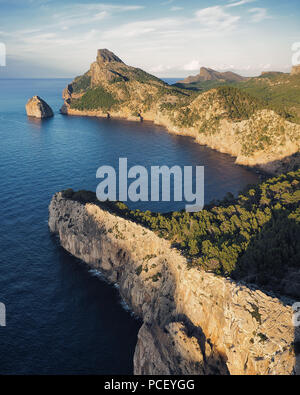 La vista dal Mirador d es Colomer, Mirador de Mal Pas, Cap de Formentor, Formentor, Maiorca, isole Baleari, Spagna, Europa Foto Stock