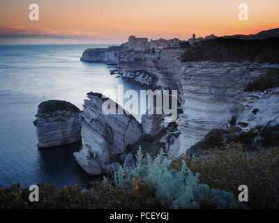 Tramonto su Bonifacio, Corsica, Francia Foto Stock