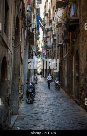 Vista di ombra scura vicolo del centro storico di Napoli. Foto Stock