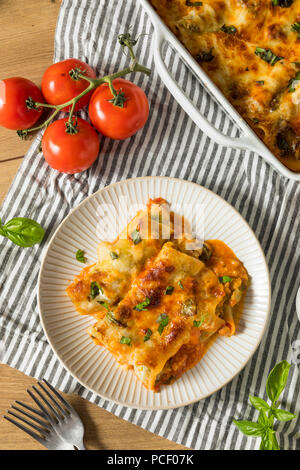 Ripiene al forno vegetariano Cannelloni con broccoli basilico e formaggio Foto Stock