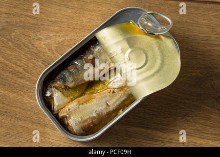Organic salate Conserve di sardine in olio di oliva Foto Stock