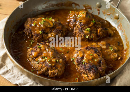 In casa gustosi Salisbury bistecche con piselli e purè di patate Foto Stock