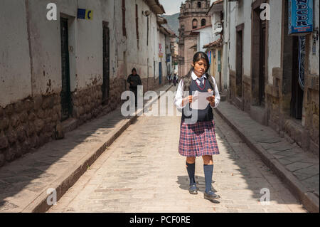 Aprile 21, 2014 - Cusco, Perù. Ragazza giovane voce alla scuola di mattina. Camminando per la strada in uniformi di scuola. Foto Stock