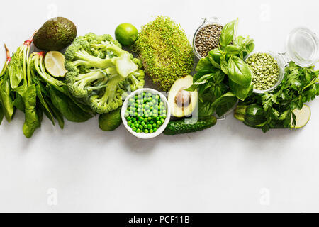 Impostare le verdure crude e prodotti di grano fonte di proteine per i vegetariani: cetriolo, Lucerna, zucchine, spinaci, basilico, piselli verdi, avocado, broccoli, l Foto Stock