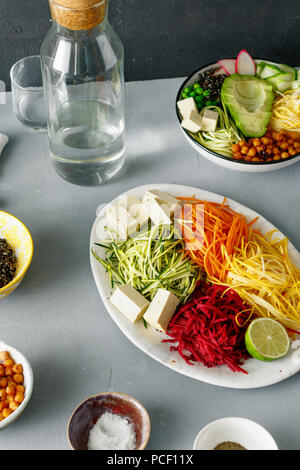 Spiralizzato verdure con coppa di buddha sul cemento grigio nella tabella. Cibo sano e pulito di mangiare Foto Stock