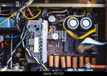 Il vecchio amplificatore sovietica smantellati in polvere Foto Stock