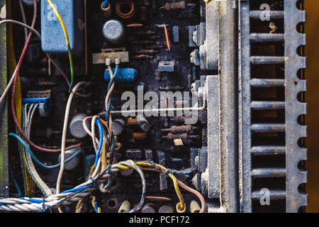 Il vecchio amplificatore sovietica smantellati in polvere Foto Stock
