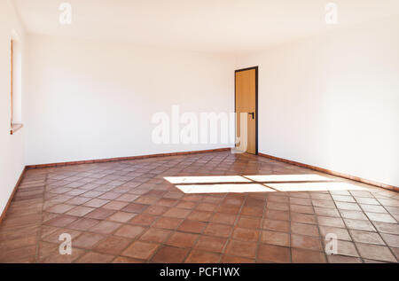 Architettura e interni, stanza vuota con pavimento in terracotta Foto Stock