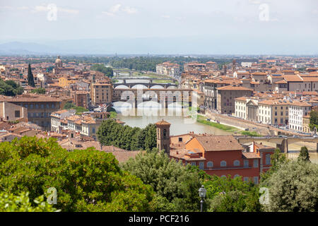 Visto dalla parte orientale del vantage point di Piazzale Michelangelo: i ponti di Firenze, principalmente il celeberrimo Ponte Vecchio (Toscana - Italia). Foto Stock