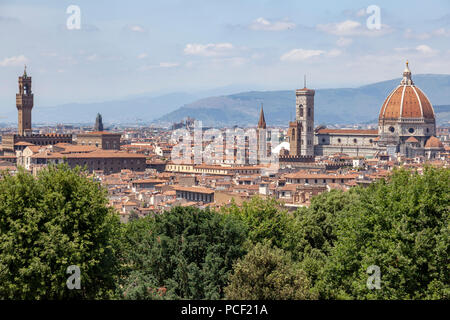 Una vista di Firenze prese dal punto panoramico di Piazzale Michelangelo e la messa a fuoco da sinistra a destra su: il Palazzo Vecchio e il Duomo. Foto Stock