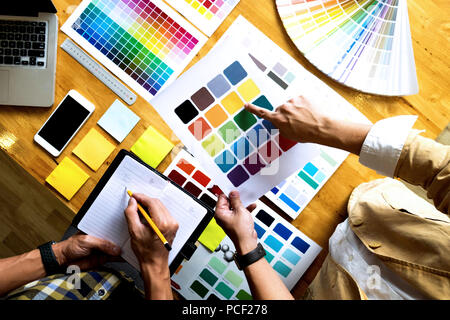 Graphic Designer scegliere i colori da bande di colore dei campioni per la progettazione .Designer grafico creatività concetto di lavoro . Foto Stock