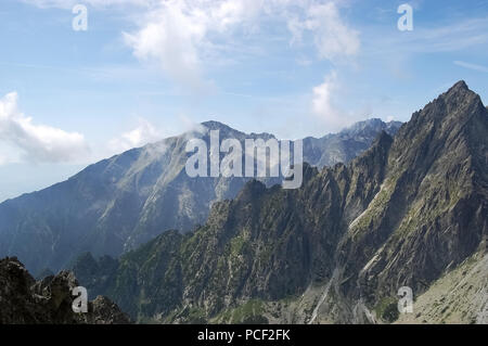 Paesaggio con picchi di montagna in estate in Alti Tatra, resort Tatranska Lomnica, Slovacchia. Foto Stock