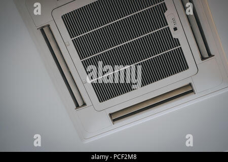 Cassetta montata tipo di condizionatore d'aria sul soffitto. Il sistema di ventilazione Foto Stock