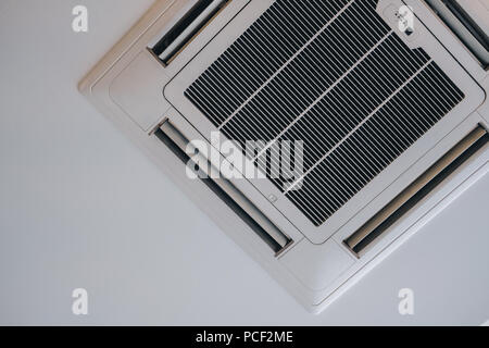 Cassetta montata tipo di condizionatore d'aria sul soffitto. Il sistema di ventilazione Foto Stock