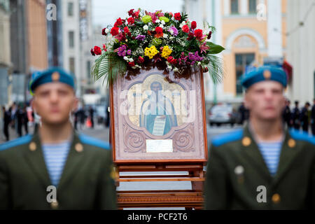 Comune di processione di paracadutisti e sacerdoti ortodossi il giorno di Sant Elia Profeta e Airborne Forces nel centro di Mosca, Russia Foto Stock