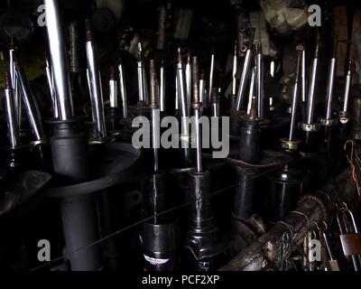 Foto di un assortimento di auto usate o di pezzi di ricambio per automobili sul display a un avanzo shop Foto Stock