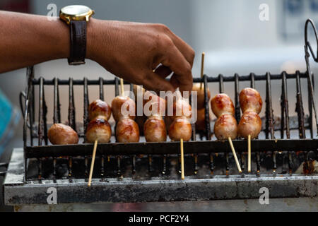 Bangkok, Tailandia - 30 Aprile 2018: Mano cuocere carne delle sfere per essere venduto per strada a Bangkok Foto Stock