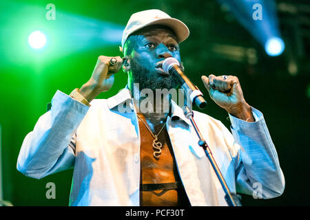 Radicale Kojey sul palco a WOMAD giovedì 26 luglio 2017 tenutasi a Charlton Park, Wiltshire . Nella foto: Kojey radicale è un rapper britannico/parola artista da Londra. Foto Stock