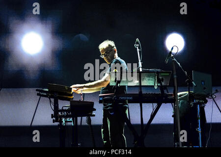 Leftfield riprodurre l'album Leftism sul palcoscenico open-air al WOMAD sabato 28 luglio 2018 tenutasi a Charlton Park, Wiltshire . Nella foto: Neil Barnes. Foto Stock