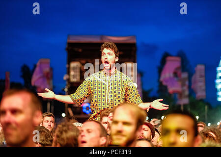 Il pubblico di Leftfield riproduzione dell'album Leftism sul palcoscenico open-air al WOMAD sabato 28 luglio 2018 tenutasi a Charlton Park, Wiltshire . Nella foto: un giovane uomo di ballare sulle spalle di un altro Foto Stock