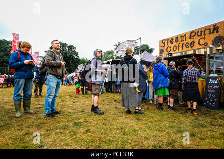 Atmosfera al WOMAD domenica 29 luglio 2018 tenutasi a Charlton Park, Wiltshire . Nella foto: l'accodamento per caffè Foto Stock