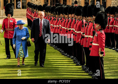 La regina incontra il Presidente degli Stati Uniti d'America e la signora Trump venerdì 13 luglio 2018 al Castello di Windsor, Windsor. Nella foto: HRH Queen Elizabeth II con il Presidente Trump ispezionare la Guardia d'onore - Coldstream guardie. Foto Stock