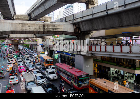 Bangkok, Tailandia - 30 Aprile 2018: il traffico pesante sulle strade di Bangkok Foto Stock