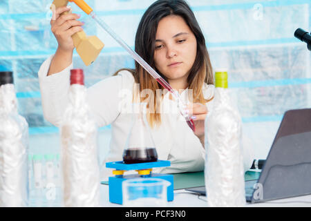 Controllo di Qualità Controllo di esperti di vino in Laboratorio alimenti Foto Stock