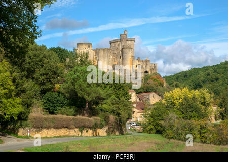 Vista imponente Chateau de Bonaguil vicino a Fumel in un assolato pomeriggio autunnale nel Lot et Garonne, Francia Foto Stock