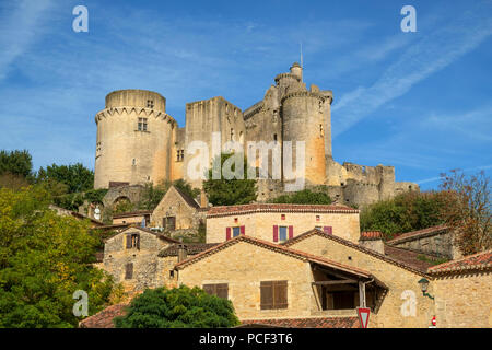 Vista del centro storico di Chateau de Bonaguil vicino a Fumel in un assolato pomeriggio autunnale nel Lot et Garonne, Francia Foto Stock