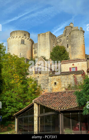 Cerca fino alla storica e imponente Chateau de Bonaguil vicino a Fumel in una tranquilla e soleggiata pomeriggio autunnale nel Lot et Garonne, Francia Foto Stock
