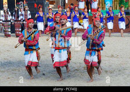 Tribal danze rituali presso il Festival di Hornbill, Kohima, Nagaland, India Foto Stock