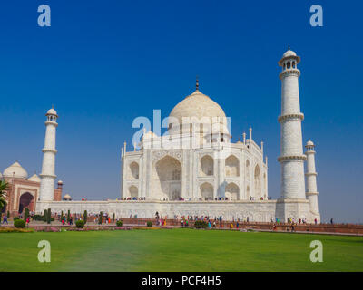 I turisti che visitano il Taj Mahal, il bianco-avorio mausoleo di marmo nella città di Agra, Uttar Pradesh, India. Foto Stock