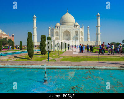 I turisti che visitano il Taj Mahal, il bianco-avorio mausoleo di marmo nella città di Agra, Uttar Pradesh, India. Foto Stock