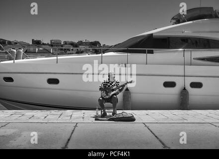 Contrasto Weatth sulle strade di Trogir - una storica città e porto sulla costa adriatica in Split-Dalmatia County, Croazia Foto Stock