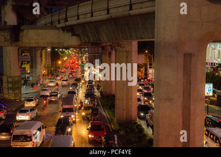 Bangkok, Tailandia - 30 Aprile 2018: Automobili queueing nella notte il traffico di Bangkok Foto Stock