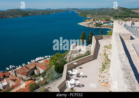 Vista della città e fortezza di Sveta Ana di Sibenik, Dalmazia, Croazia, Sveti Michele Foto Stock