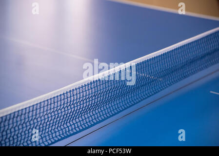 Tavolo blu per giocare a tennis e distesa su di esso una rete di tessuto Foto Stock