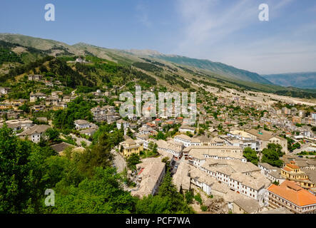 Città vecchia con il bazaar di area e dintorni, la vista da Burg, Argirocastro, Gjirokastër, Albania Foto Stock