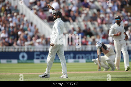 India capitano Virat Kohli festeggia dopo il suo tiro diretto per eseguire l'Inghilterra " capitano Joe Root sul primo giorno del Specsavers primo test match a Edgbaston, Birmingham.