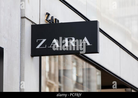 LONDON, Regno Unito - 31 luglio 2018: Zara negozio di abbigliamento negozio di fronte su Oxford Street nel centro di Londra. Foto Stock