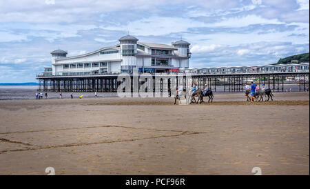 Weston Super Mare spiaggia e Grand Pier presi in Weston Super Mare, Somerset, Regno Unito il 1 Agosto 2018 Foto Stock