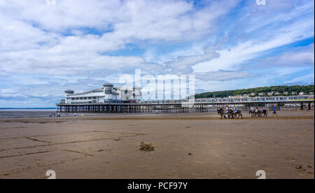 Weston Super Mare spiaggia e Grand Pier presi in Weston Super Mare, Somerset, Regno Unito il 1 Agosto 2018 Foto Stock