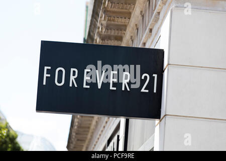 LONDON, Regno Unito - 31 luglio 2018: Forever 21 negozio di abbigliamento negozio di fronte su Oxford Street nel centro di Londra. Foto Stock