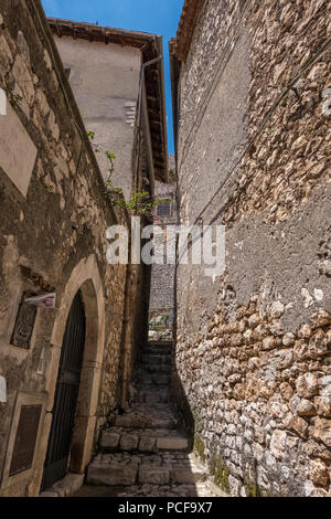 Scale di uno stretto vicolo a Sermoneta città medievale. Foto Stock