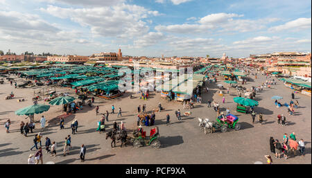 La gente del posto su un posto occupato, Djemaa El Fna a Marrakech, Marocco Foto Stock