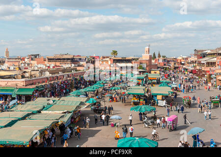 La gente del posto su un posto occupato, Djemaa El Fna a Marrakech, Marocco Foto Stock